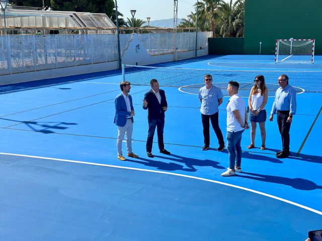 Abanilla estrena la remodelación de la pista deportiva y el frontón de la piscina municipal