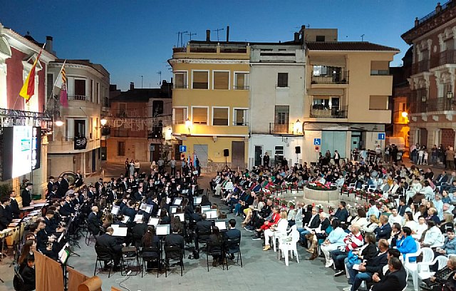 Más de 100 músicos ofrecen un concierto que inicia las fiestas en honor a la Santísima Cruz y de Moros y Cristianos en Abanilla